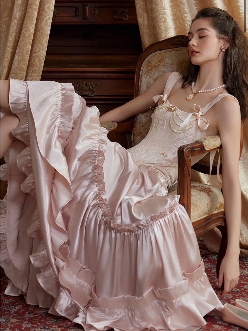 Elegant Cream Lace Corset with Pearl Chain Detail - Picture 4 of 9